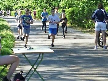 Immer weiter liefen die Sch&uuml;ler des Ehrenb&uuml;rg-Gymnasiums in Forchheim, um noch mehr Geld zu sammeln. Foto: Sarah Staufer