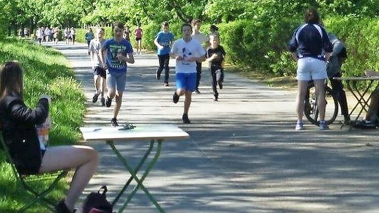 Immer weiter liefen die Sch&uuml;ler des Ehrenb&uuml;rg-Gymnasiums in Forchheim, um noch mehr Geld zu sammeln. Foto: Sarah Staufer