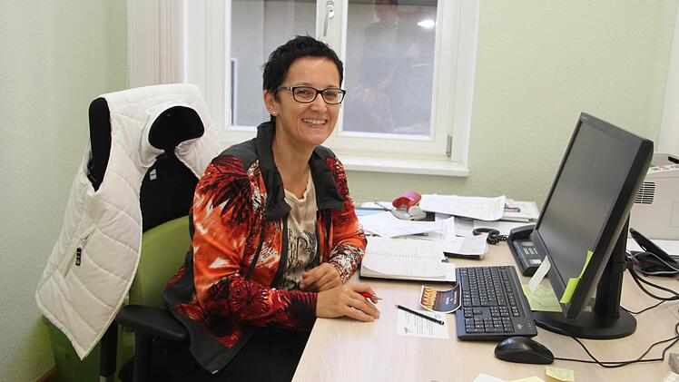 Petra Thaler hat in der ULF-Pfarrei den Job als Pfarrsekretärin übernommen. Derzeit wird das neue Büro nach dem sogenannten "Einheitsordnungsplan" eingeräumt. Das macht Vertretungen leichter. Foto: Sonny Adam