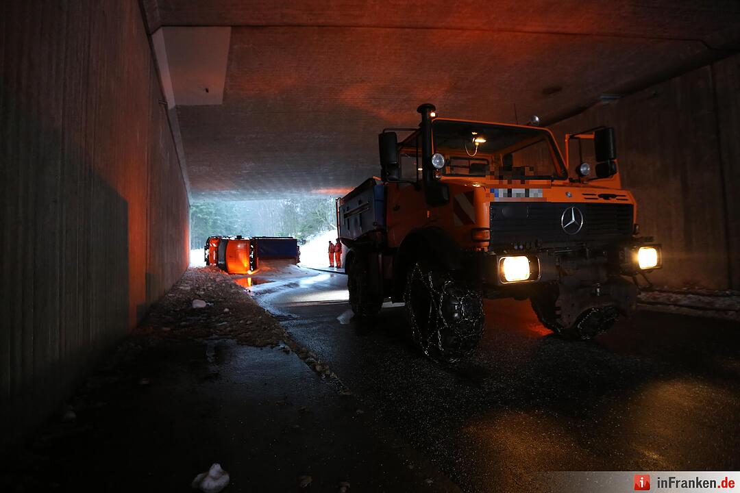 Eis im Kreis Hof: Zwei Streufahrzeuge haben Unfall