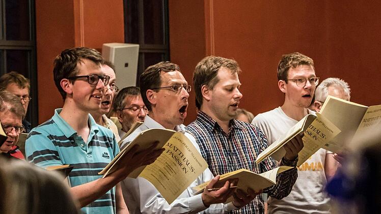 Unter der Leitung von Peter Stenglein bereitet sich der Coburger Bachchor auf die Aufführung von Telemanns Matthäuas-Passion von 1746 vor.Foto: Jochen Berger