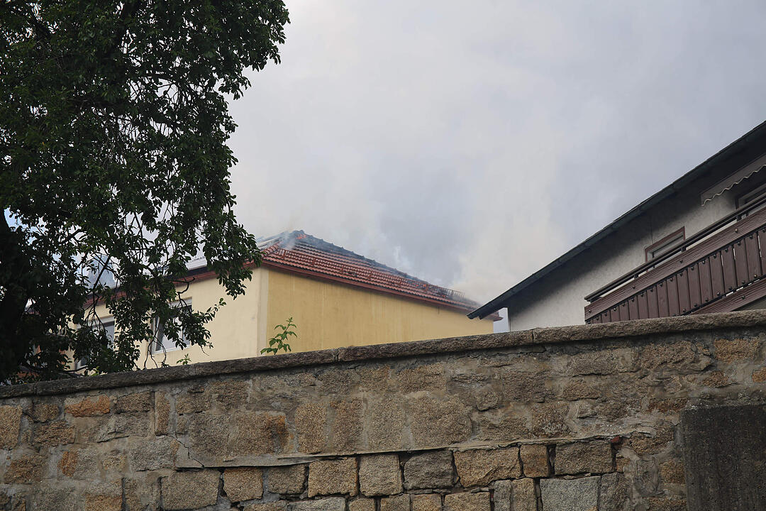 Feuer erweist sich als hartnŠckig - Dachstuhl von Wohnhaus geht in Flammen auf