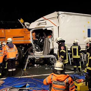 Schwerer Lkw-Unfall auf der A9 bei Nürnberg-Feucht: Fahrer eingeklemmt und lebensgefährlich verletzt