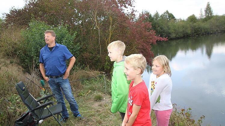 Die Freude ist bei Vorstand und Kindern gro&szlig;.Foto: Stefanie Gleixner