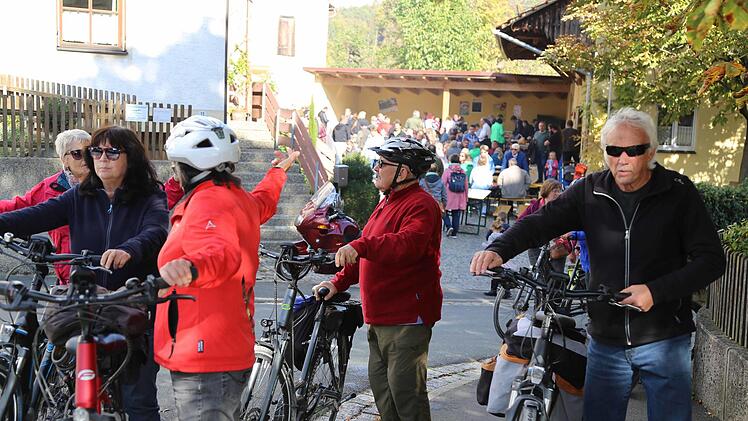 Die Besucher waren zu Fuß und mit dem Rad unterwegs. Foto: Franz Galster