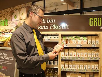 Inhaber Michael Seidl will seinen Edeka-Markt Schritt  für Schritt  nachhaltiger machen.Mirjam Stumpf