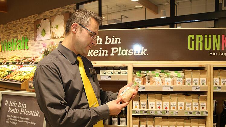 Inhaber Michael Seidl will seinen Edeka-Markt Schritt  für Schritt  nachhaltiger machen.Mirjam Stumpf