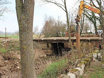 Für rund eine Million Euro wird eine neue Brücke über die Reiche Ebrach gebaut. Foto: Evi Seeger
