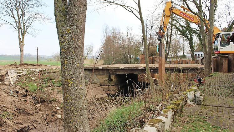 Für rund eine Million Euro wird eine neue Brücke über die Reiche Ebrach gebaut. Foto: Evi Seeger