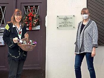 Kräuterpädagogin Irene Prell bei der Übergabe ihrer Spende in Höhe von 1000 Euro an die Elterninitiative krebskranker Kinder Erlangen e.V.
