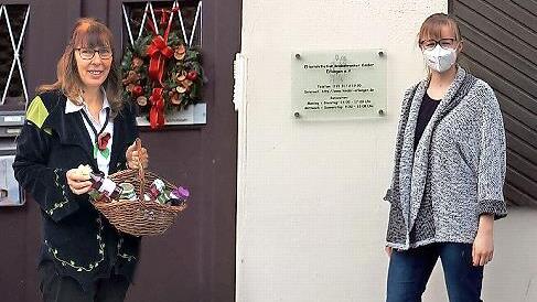 Kräuterpädagogin Irene Prell bei der Übergabe ihrer Spende in Höhe von 1000 Euro an die Elterninitiative krebskranker Kinder Erlangen e.V.