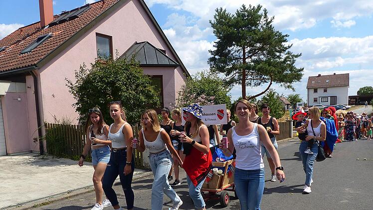 Fasching im Juli: In Ebenhausen gab es nach dem Umzug noch Beachparty.