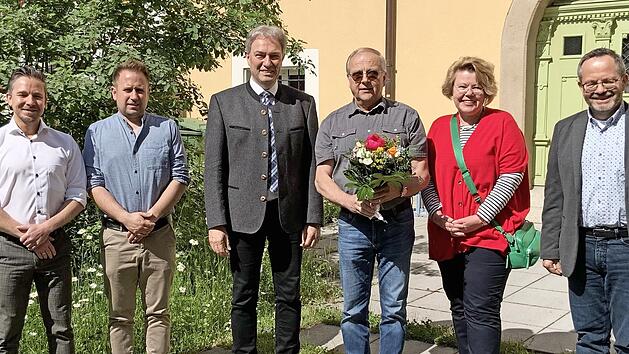 Zur Verabschiedung von Norbert Kr&uuml;ger (mit Blumen) in den Ruhestand gratulierten (von links) Christian Neubauer, Christian Barnickel, Landrat Klaus L&ouml;ffler, Claudia Metzner und Marc-Peter Biedermann.