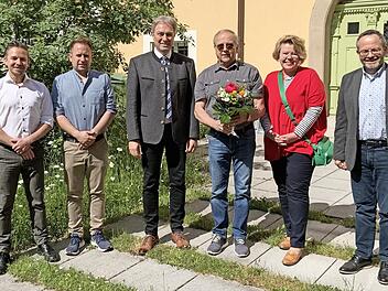 Zur Verabschiedung von Norbert Krüger (mit Blumen) in den Ruhestand gratulierten (von links) Christian Neubauer, Christian Barnickel, Landrat Klaus Löffler, Claudia Metzner und Marc-Peter Biedermann.