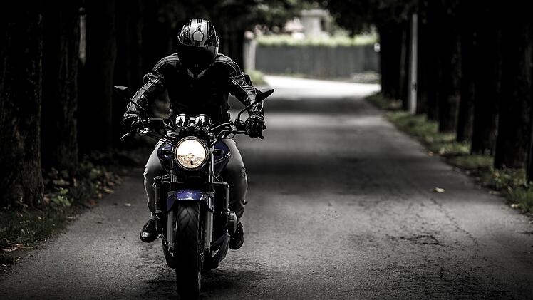 Stadecken-Elsheim: Schwerer Verkehrsunfall mit Motorradfahrer auf der L 428