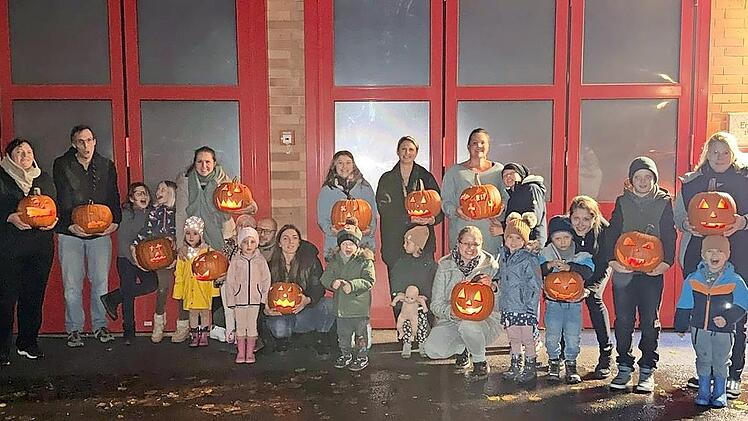 Vor dem Feuerwehr- und Gemeindehaus wurden die Ergebnisse präsentiert.