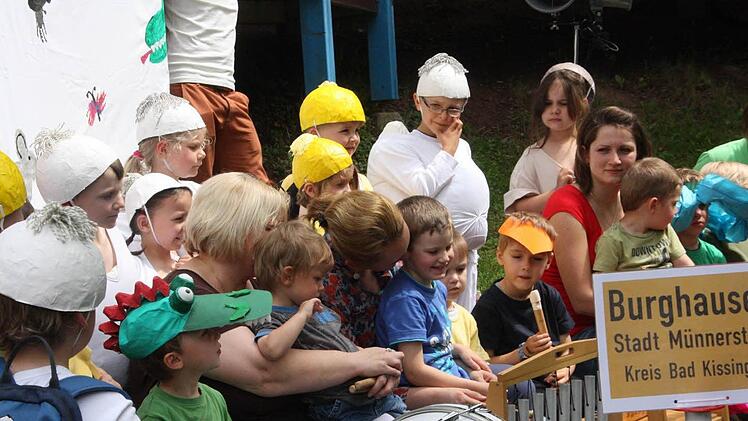 Eine Reise durch Münnerstadt und Umgebung unternahmen die Kindergartenkinder aus Reichenbach beim jährlichen Kindergartenfest. Fotos: Arnold Nöth