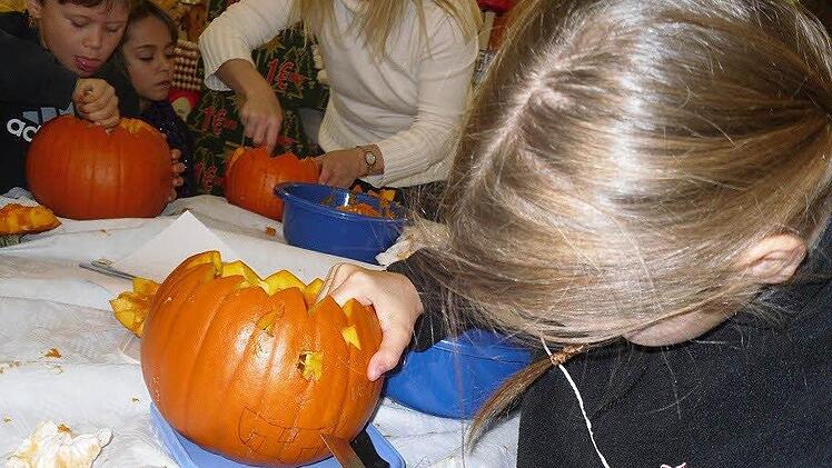 Kinder aus dem Höchstadter Paul-Gerhardt-Kindergarten waren zum Kürbisschnitzen eingeladen.