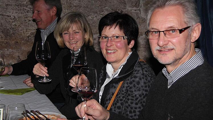 Gast Michael Henz (vorne rechts): "Essen und Trinken haben hier optimal zusammengepasst".