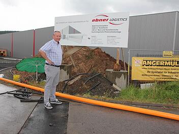 Gecshäftsführer Ralf Ebner vor dem neuen Logistikzentrum.