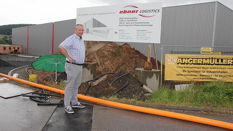 Gecshäftsführer Ralf Ebner vor dem neuen Logistikzentrum.
