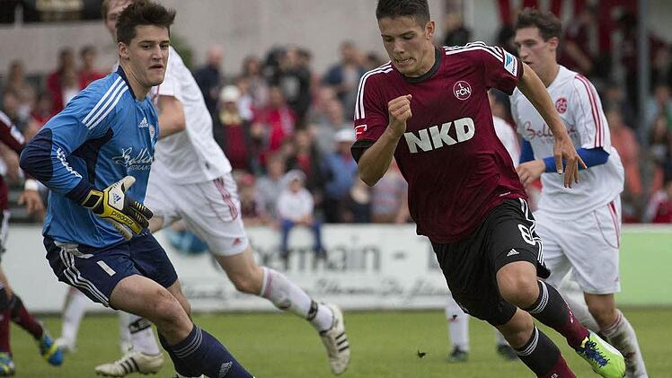 Der Nürnberger Mariusz Stepinski umkurvt FCL-Torwart Sven Göhring und erzielt das 6:0. Foto: uwe Gick