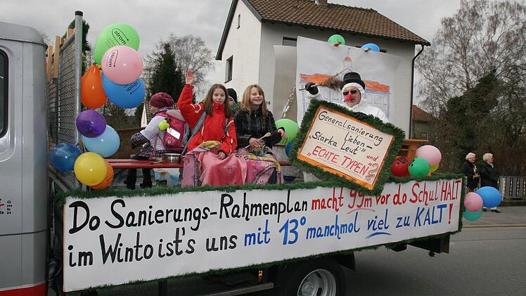 Auf den Sanierungsrahmenplan wies ein Festwagen der Heubischer Schule hin: Im Winter ist ihnen zu kalt.