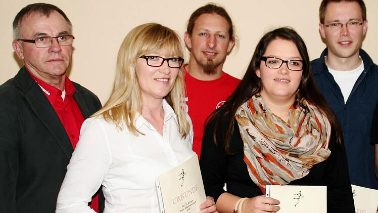 Gerhard Fischer (v.l.) ehrte Ulrike Steuerwald, Andreas Metzler, Laura Steuerwald und Michael Seufert. Fotos: Werner Vogel