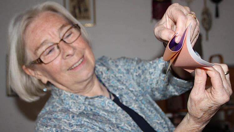 Für den Hintergrund der Bilder verwendet die Künsterlerin Blattgold...