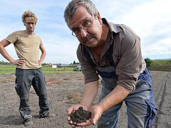 Kommt der Bahnausbau wie geplant, wächst hier kein Gemüse mehr. Ein Verbindungsgleis könnte sogar das Grundwasser steigen lassen. Michael und Sebastian Niedermaier in der Bamberger Nordflur. Foto: Ronald Rinklef