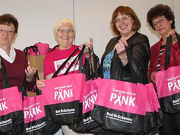 Zwei Stunden, neun Damen und 700 Taschen: Auch Anita Burger (v.l.), Sieglinde Leiding, Gundula Langeworth und Elfi Mangelmann füllten die Taschen mit Info-Material. Foto: Ulrike Müller