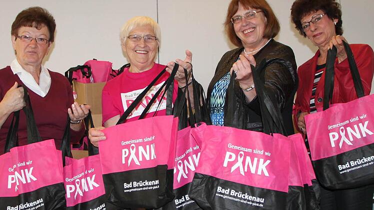 Zwei Stunden, neun Damen und 700 Taschen: Auch Anita Burger (v.l.), Sieglinde Leiding, Gundula Langeworth und Elfi Mangelmann füllten die Taschen mit Info-Material. Foto: Ulrike Müller