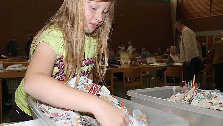 Die zehnjährige Cornelia sucht die Kopie der berühmten Blauen Mauritius. Dem Finder winkten gestern 50 Briefmarken, die der Verein der interessierten Jugend spendierte. Fotos: Gerd Schaar