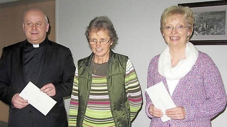 Spendenübergabe (von links): Pfarrer Jaroslaw Woch, Marga Bös vom Organisationsteam und Theresia Schlereth.  Foto: privat