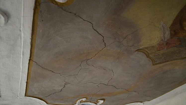 Risse und Schmutzablagerungen an der Decke