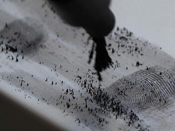 Ein Fingerabdruck auf dem Fensterbrett: Mit Magnetpulver machen die Ermittler die Spur sichtbar. Foto Ulrike Müller