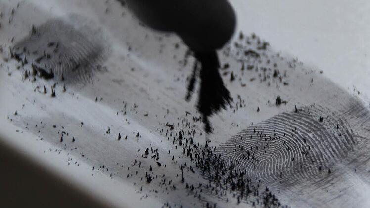 Ein Fingerabdruck auf dem Fensterbrett: Mit Magnetpulver machen die Ermittler die Spur sichtbar. Foto Ulrike Müller