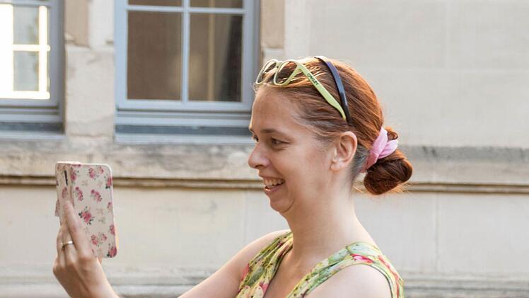 Komponistin, Textdichterin und Regisseurin: Ulrike Barz-Murauer schießt ein Erinnerungsfoto vor dem Coburger Schloss Ehrenburg.Foto: Jochen Berger