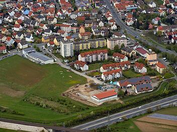 Im Baugebiet "Hallstadt- West I" - freie grüne Fläche - soll das neue Feuerwehrhaus entstehen. Luftbild: Ronald Rinklef