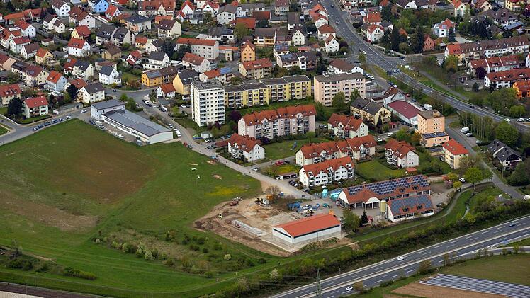 Im Baugebiet "Hallstadt- West I" - freie grüne Fläche - soll das neue Feuerwehrhaus entstehen. Luftbild: Ronald Rinklef