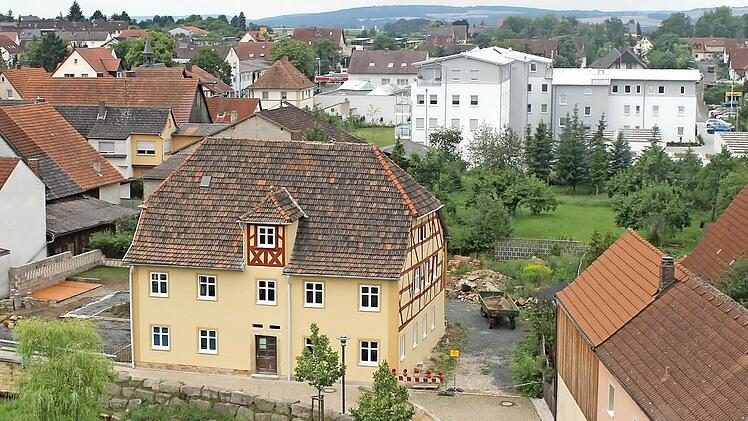 Zu einem Schmuckstück haben die drei Riemer-Brüder das Staffelsteiner Spitalhaus im Lauf des Jahres äußerlich bereits gemacht. Der Innen ausbau folgt noch; außerdem ist geplant, im kommenden Jahr neben dem Gebäude einen Biergarten zu eröffnen. Foto: Harald Riemer