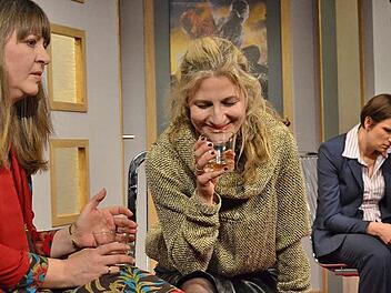 Der Alkohol besänftigt ein wenig die ermüdeten Kriegerinnen (von links): Sandra Lava, Silvia Steger und Susanne Pfeiffer. Foto: Sebastian Worch