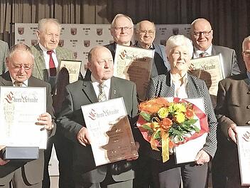 Die Gründungsmitglieder des FC Stöckach wurden anlässlich der 50-Jahr-Feier zu Ehrenmitgliedern ernannt.  Foto: Jennifer Brechtelsbauer