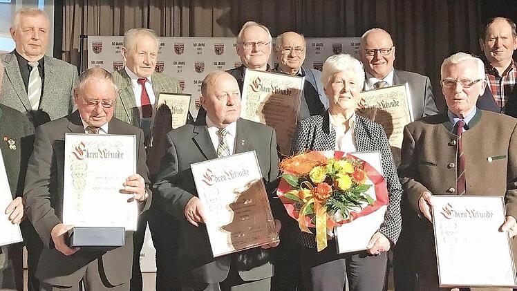 Die Gründungsmitglieder des FC Stöckach wurden anlässlich der 50-Jahr-Feier zu Ehrenmitgliedern ernannt.  Foto: Jennifer Brechtelsbauer