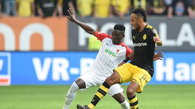 Der BVB, hier Aubameyang (rechts), ist derzeit in der Bundesliga das Ma&szlig; aller Dinge  - und h&auml;lt die Bayern auf Distanz. Foto: Andreas Gebert/dpa