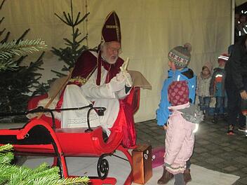 Schlange stehen beim Nikolaus für eine süßes Päckchen und ein Foto mit dem heiligen Mann. Foto: Winfried Ehling