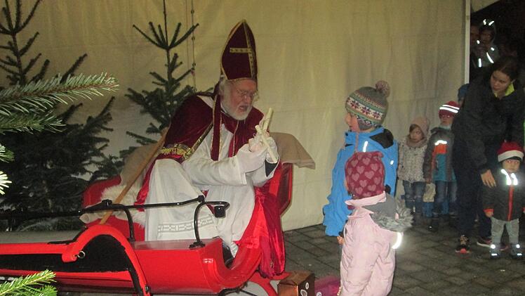 Schlange stehen beim Nikolaus für eine süßes Päckchen und ein Foto mit dem heiligen Mann. Foto: Winfried Ehling