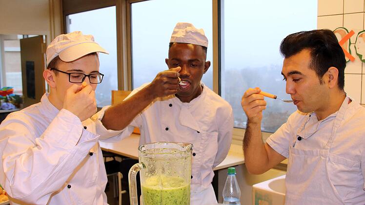 Sehr zufrieden waren die drei Studierenden, die als erste den  Grünkohl-Smoothie probierten. Dieter Britz