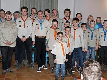 Die Pfadfinder vom Stamm König Artus sangen bei der Jahresauftaktfeier das Bundeslied. Rechts Stammesführer Felix Bär  Foto: Rainer Glissnik