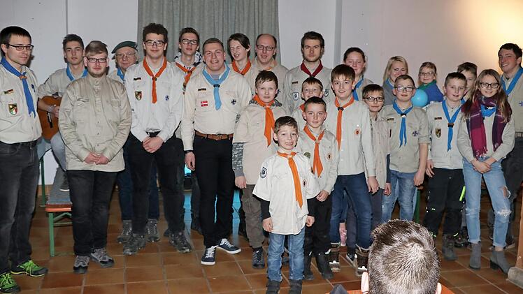 Die Pfadfinder vom Stamm König Artus sangen bei der Jahresauftaktfeier das Bundeslied. Rechts Stammesführer Felix Bär  Foto: Rainer Glissnik